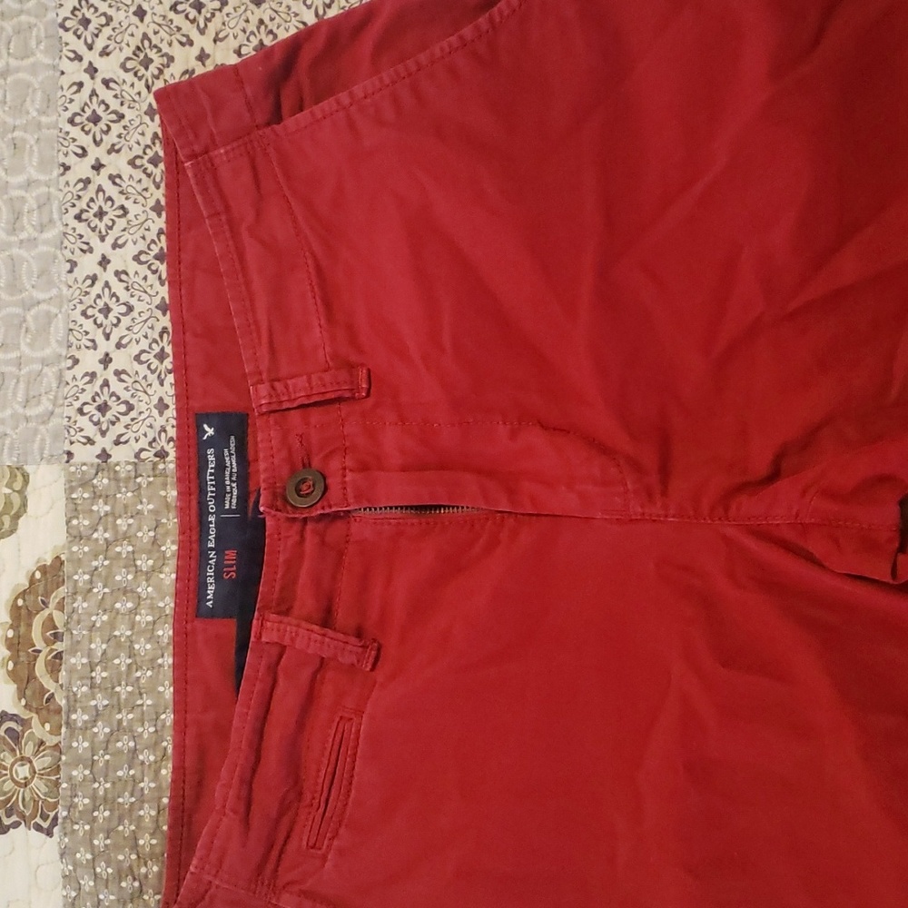 MENS. AMERICAN EAGLE. RED KHAKI PANTS. 32/30. SLIM FIT